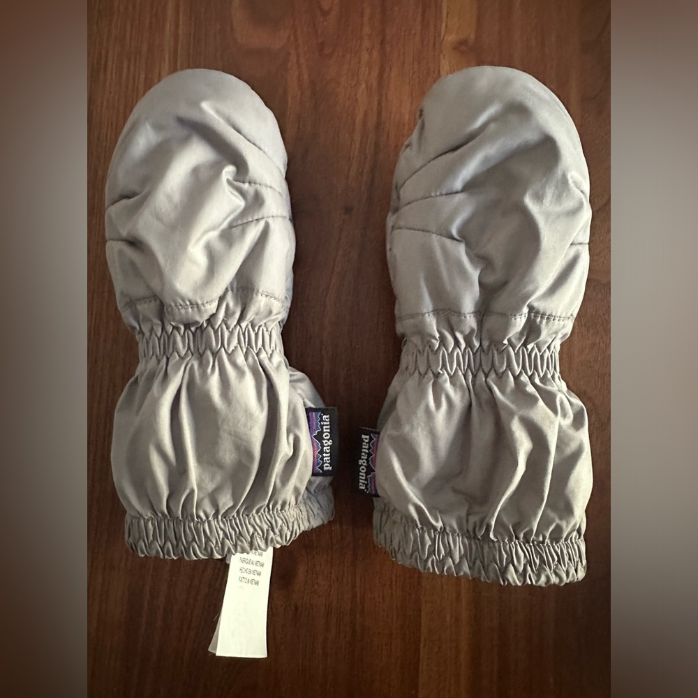 6-12 month Patagonia snow mittens